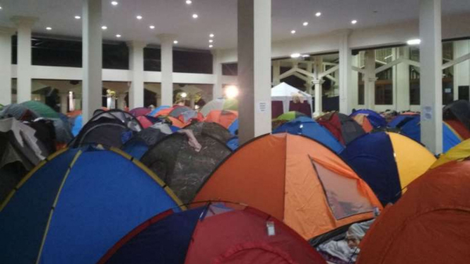 Puluhan tenda berdiri di halaman Masjid Habiburrahman Bandung, Jawa Barat.