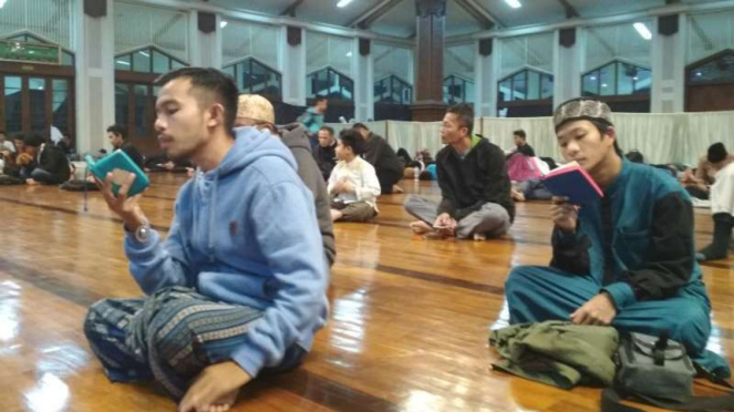 Jemaah melaksanakan itikaf di Masjid Habiburrahman Bandung, Jawa Barat.