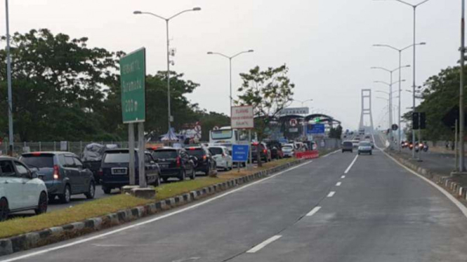 Antrean panjang di Gerbang Tol Suramadu sisi Surabaya pada Rabu, 13 Juni 2018. 