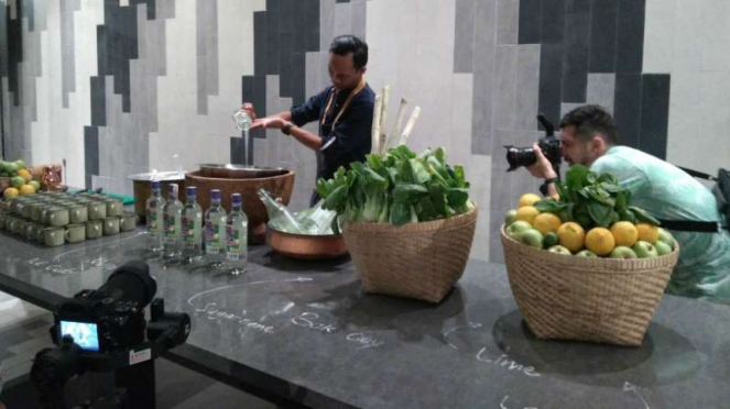 Bartender memperagakan cara membuat minuman Tiga Hijau