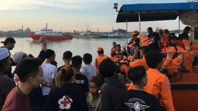 Evakuasi korban KM Arista yang terggelam di perairan Makassar.