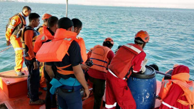 Pencarian korban KM Arista yang tenggelam di Pulau Kayangan, Sulsel.