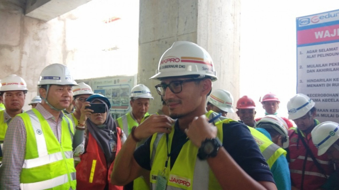 Wakil Gubernur DKI Jakarta Sandiaga meninjau LRT Depo LRT
