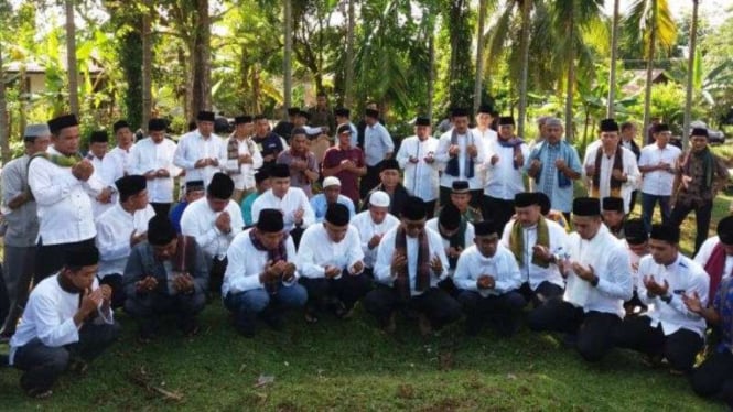 Ziarah kubur bagian tradisi Hari Raya Enam atau Aghi Yayo Onam