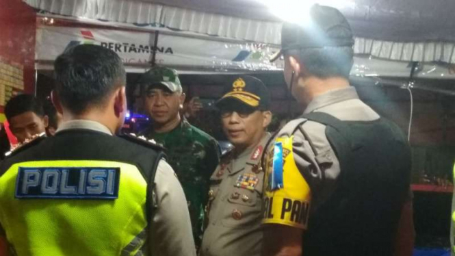 Kepala Polda Jatim Inspektur Jenderal Machfud Arifin, dan Pangdam V Brawijaya Mayor Jenderal TNI Arif Rahman saat sambang pos pengamanan di Surabaya pada Kamis malam, 14 Juni 2018.