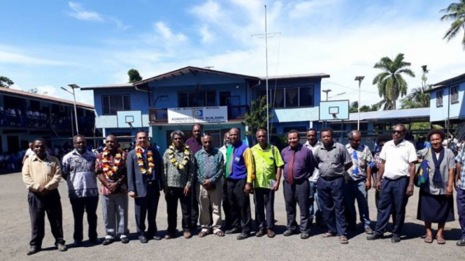 Guru dan pejabat dari Indonesia dan Papua Nugini dalam upacara peluncuran pengajaran bahasa Indonesia di SMA Lae