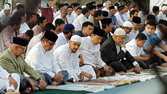 Setya Novanto duduk bersama Muhammad Nazarudin saat salat Idul Fitri di Lembaga Pemasyarakatan Sukamiskin, Bandung, Jawa Barat, pada Jumat pagi, 15 Juni 2018.