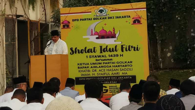Ketua Umum Partai Golkar Airlangga Hartato menunaikan salat Idul Fitri bersama keluarga dan masyarakat di kompleks kantor Partai Golkar DKI Jakarta pada Jumat pagi, 15 Juni 2018.