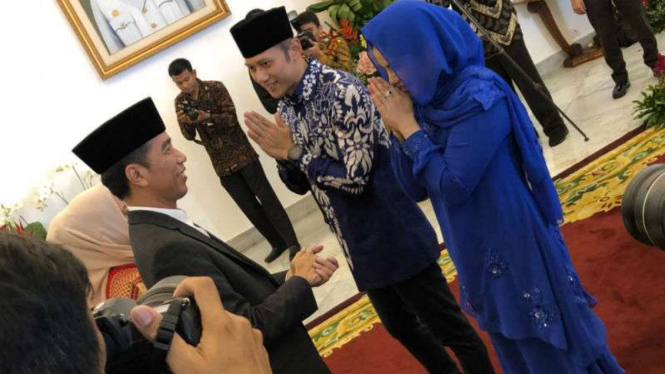 Agus Harimurti Yudhoyono dan istri bersilaturahmi dengan Presiden Jokowi 