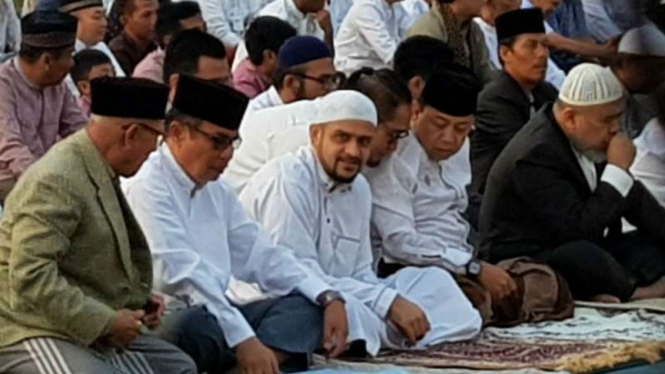 M Nazaruddin (tengah) saat salat Ied di LP Sukamiskin. Mantan Bendahara Umum Partai Demokrat itu sudah bebas dari Lembaga Pemasyarakatan Sukamiskin, Bandung, Jawa Barat sejak Minggu 14 Juni 2020.