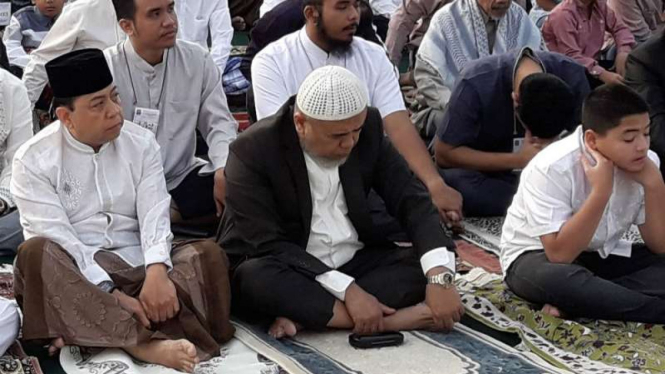 Setya Novanto (kiri) saat menyimak khotbah salat Idul Fitri di Lembaga Pemasyarakatan Sukamiskin, Bandung, Jawa Barat, pada Jumat pagi, 15 Juni 2018.
