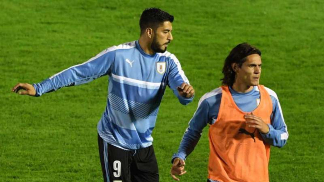 Luis Suarez dan Edison Cavani melakukan pemanasan 