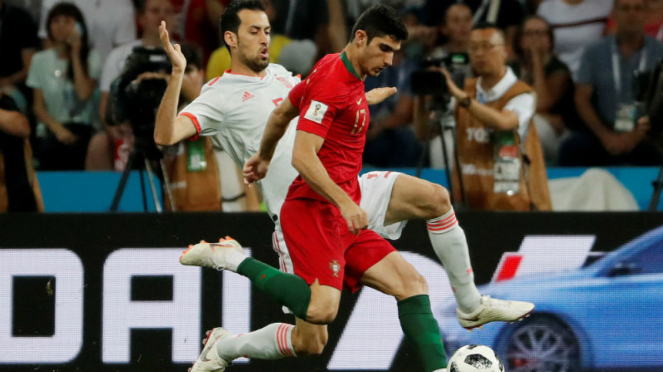Aksi striker Portugal, Goncalo Guedes, saat berduel dengan Sergio Busquets