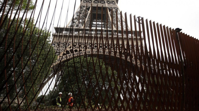 Menara ikonik itu akan dikelilingi oleh dinding yang tinggi dan kaca anti peluru. - Reuters