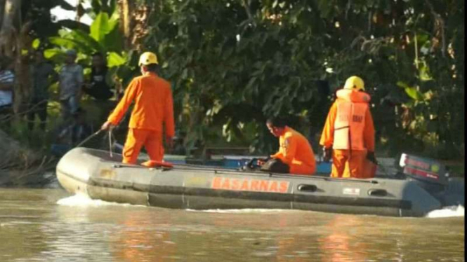 Tim SAR mencarai tiga korban perahu terbalik di Kabupaten Bone, Sulawesi Selatan, pada Sabtu, 16 Juni 2018.