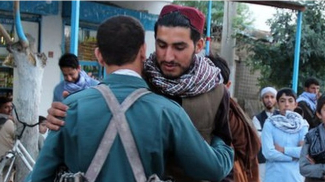 Seorang militan Taliban berpelukan dengan tentara Afghanistan di Kunduz - EPA