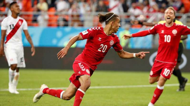 Selebrasi gol pemain Denmark usai bobol gawang Peru