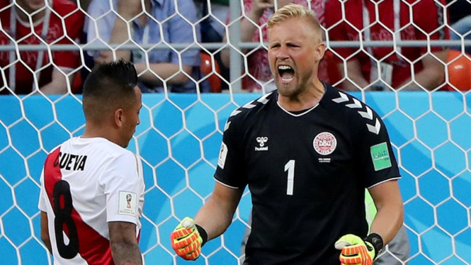 kiper Denmark, Kasper Schmeichel dalam pertandingan melawan Peru di Piala Dunia