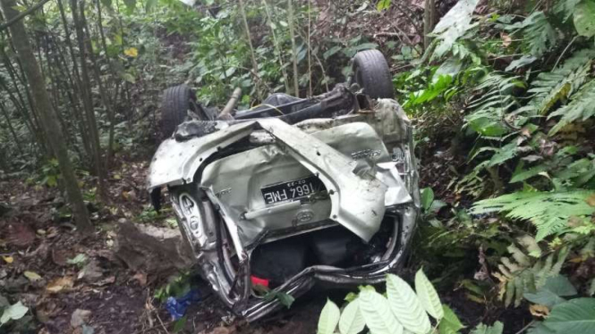 Satu mobil berpenumpang sebelas orang kecelakaan tunggal parah di jalan lintas Padang-Painan, Sumatera Barat, tepatnya di kawasan kelok Patai pada Minggu pagi, 17 Juni 2018.