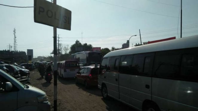 Lalu Lintas Menuju Anyer Macet 12 Kilometer