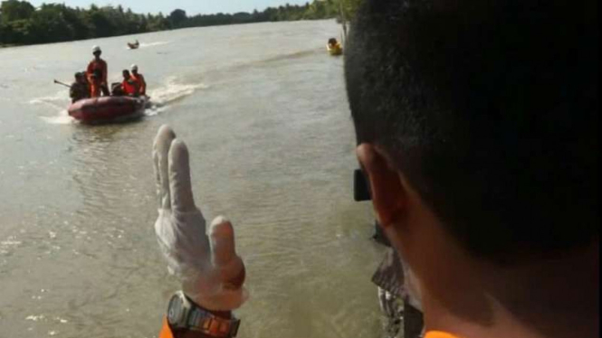 Tim SAR menyusuri sungai untuk mencari tiga korban perahu terbalik di Kabupaten Bone, Sulawesi Selatan, pada Minggu, 17 Juni 2018.