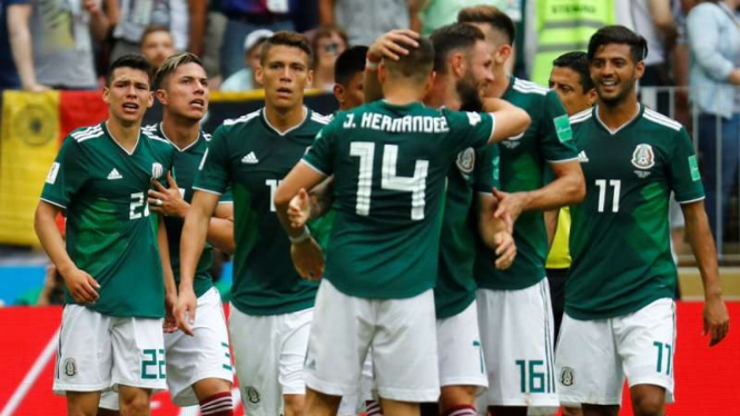 Para pemain Timnas Meksiko merayakan gol saat lawan Jerman.