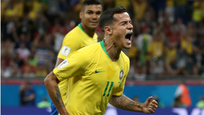 Gelandang Brasil, Philippe Coutinho, merayakan gol ke gawang Swiss