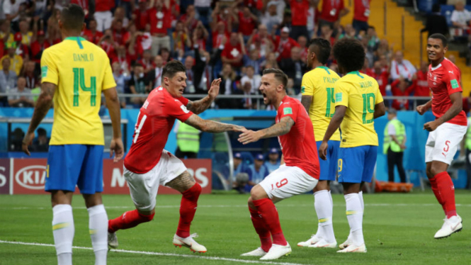Gelandang Swiss, Stevan Zuber (kedua dari kiri), rayakan gol ke gawang Brasil