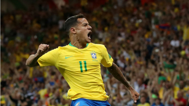 Gelandang Brasil, Philippe Coutinho, merayakan gol ke gawang Swiss