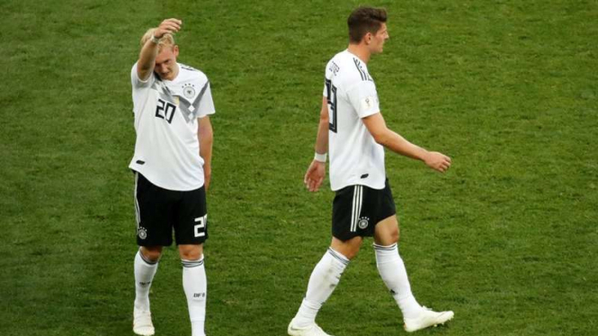 Ekspresi kecewa dua pemain Timnas Jerman, Julian Brandt (kiri) dan Mario Gomez 