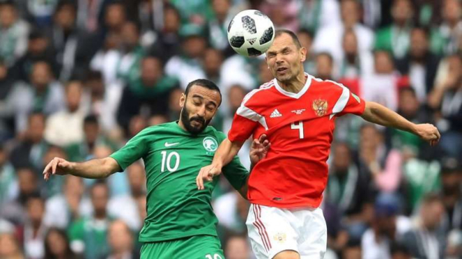 Bek veteran Timnas Rusia, Sergei Ignashevich (kanan)