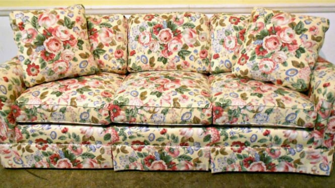 Sofa bermotif floral atau bunga.