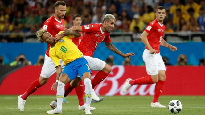 Duel pemain Swiss, Valon Behrami dan striker Brasil, Neymar