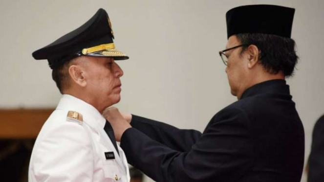 Menteri Dalam Negeri Tjahjo Kumolo (kanan) melantik Komisaris Jenderal Polisi Mochamad Iriawan sebagai Penjabat Gubernur Jawa Barat di Kota Bandung, pada Senin, 18 Juni 2018.