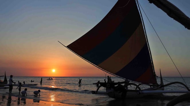 Pengunjung bermain di Pantai Pasir Putih Situbondo, Jawa Timur