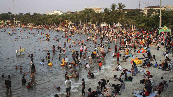 (Ilustrasi) Ribuan pengunjung memadati Pantai Karnaval Ancol, Jakarta