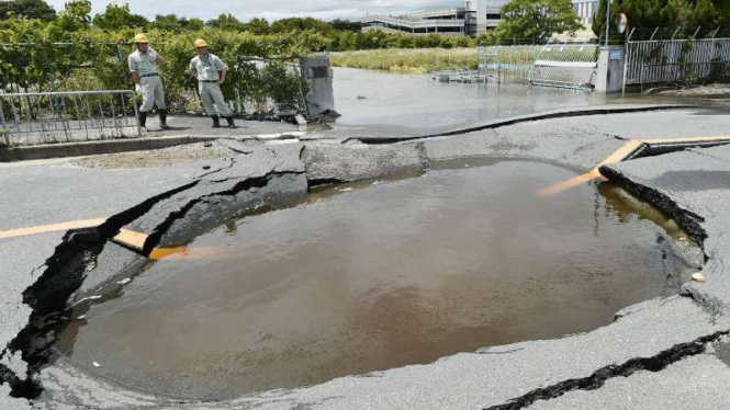 Jalan ambruk usai gempa Osaka 18 Juni 2018