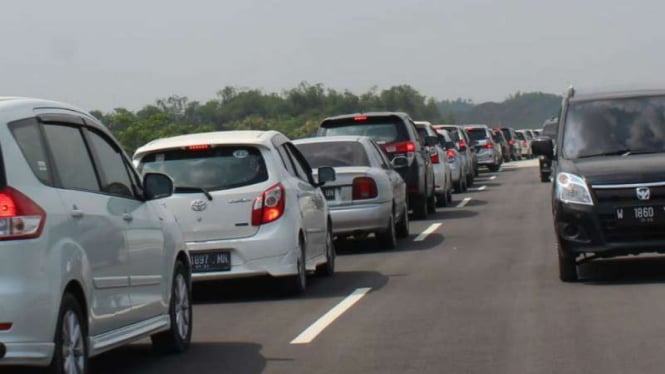 Arus lalu lintas di tol fungsional Kertosono-Wilangan, Jawa Timur, padat menyemut pada Senin, 18 Juni 2018.