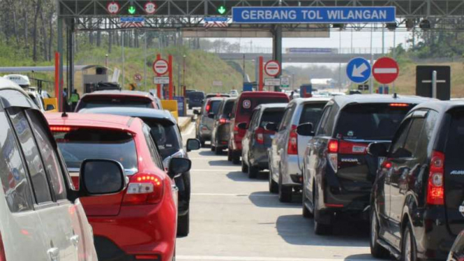 Antrean kendaraan di gerbang Tol Wilangan, Nganjuk, Jawa Timur, pada Senin, 18 Juni 2018.