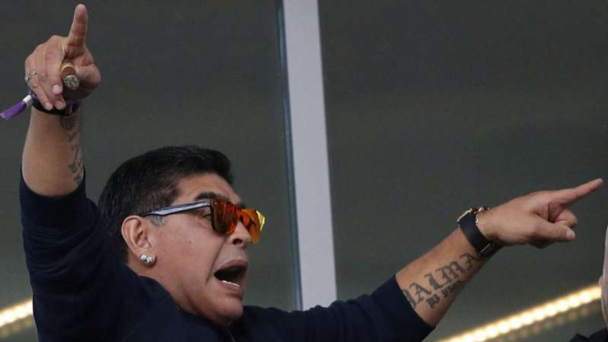 Diego Maradona saat menyaksikan laga Argentina vs Islandia.
