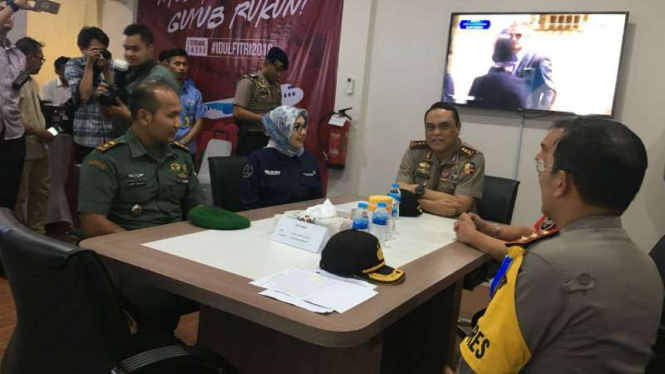 Wakil Kepala Polri Komisaris Jenderal Polisi Syafruddin memantau arus balik Lebaran di Posko Terpadu Terminal 1, Bandara Soekarno-Hatta, Tangerang, Banten, pada Senin, 18 Juni 2018.
