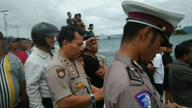 Tim SAR gabungan dalam proses evakuasi korban kapal tenggelam di perairan Danau Toba, Kabupaten Simalungun, Sumatra Utara, pada Senin petang, 18 Juni 2018.