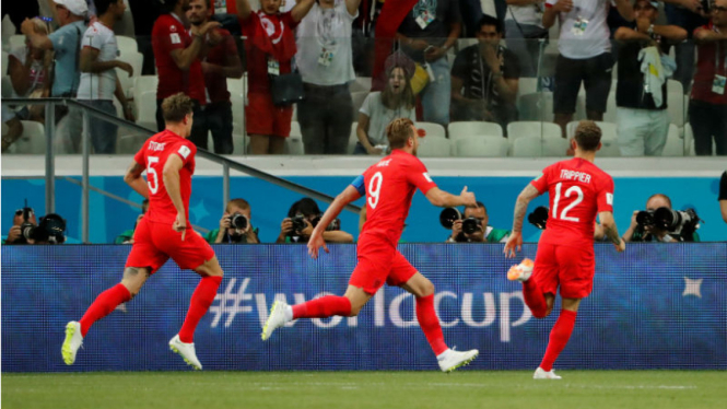 Kapten Inggris, Harry Kane (tengah), saat rayakan gol ke gawang Tunisia