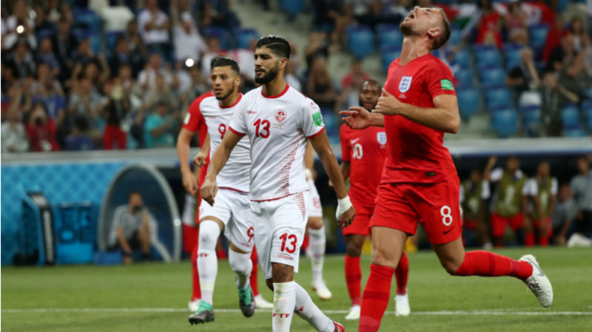 Pemain Tunisia, Ferjani Sassi (tengah) merayakan gol ke gawang Inggris