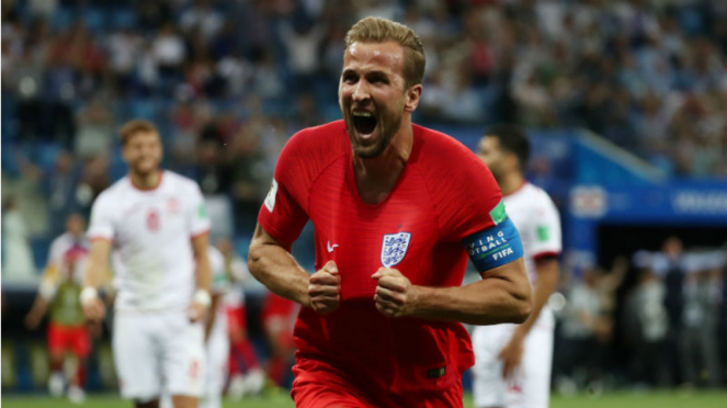 Kapten Inggris, Harry Kane, merayakan gol kemenangan ke gawang Tunisia