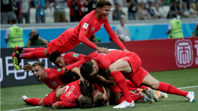 Para pemain Inggris merayakan gol ke gawang Tunisia