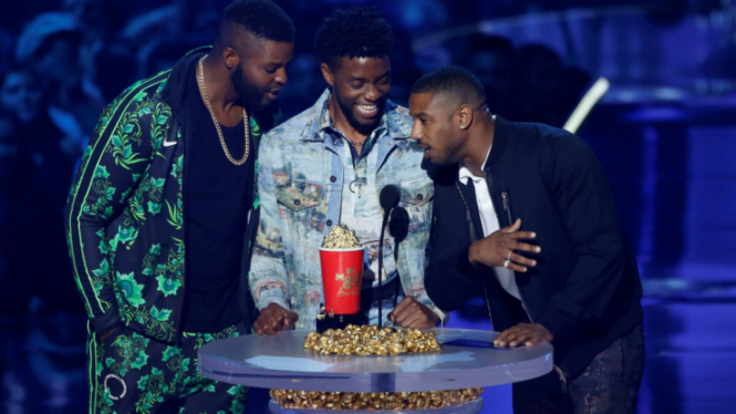 Para pemain Black Panther menerima penghargaan di MTV Movie and TV Awards 2018