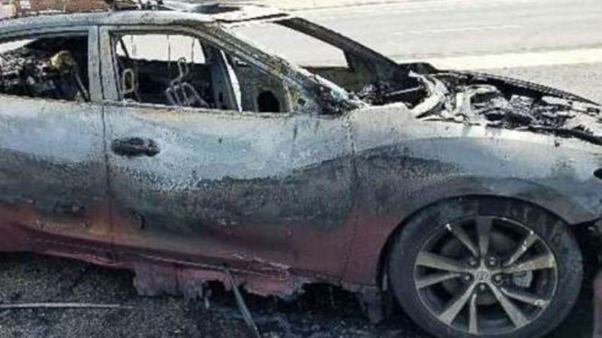Mobil terbakar karena percikap api dari HP.