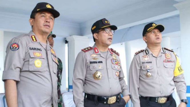 Kepala Polda Jatim, Inspektur Jenderal Polisi Machfud Arifin, mengecek arus lalu lintas di Simpang Mengkreng, Jawa Timur, pada Selasa, 19 Juni 2018.