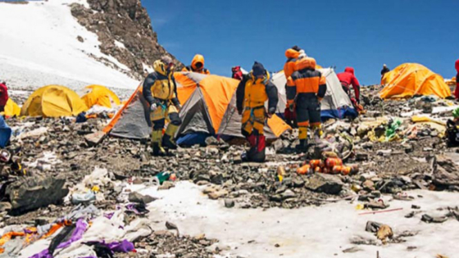Sampah di Gunung Everest, Himalaya.